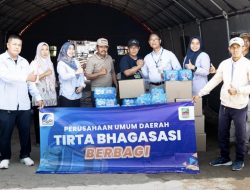 Peduli Warga Terdampak Banjir Kali Srengseng Hilir, Perumda Tirta Bhagasasi Kirim Bantuan