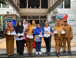 Selasa Ceria, Kecamatan Bekasi Timur Bagikan 20 Porsi Makan Siang ke Warga
