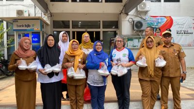 Selasa Ceria, Kecamatan Bekasi Timur Bagikan 20 Porsi Makan Siang ke Warga