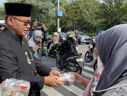 DPRD Kota Bekasi Berbagi Takjil di Peringatan HUT Kota Bekasi Ke-29