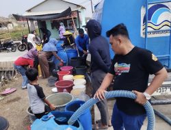 Jumat Berkah! Perumda Tirta Bhagasasi Salurkan 8.000 Liter Air Bersih ke Desa Segarajaya & Desa Samudrajaya