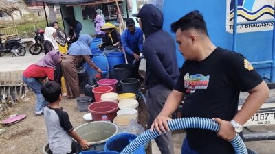 Jumat Berkah! Perumda Tirta Bhagasasi Salurkan 8.000 Liter Air Bersih ke Desa Segarajaya & Desa Samudrajaya