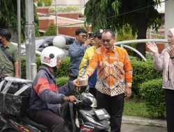 Lewat ‘Jumat Berkah’, Ketua DPRD Kota Bekasi Bagi-bagi Paket Makan Siang ke Pengendara di Jalan Chairil Anwar