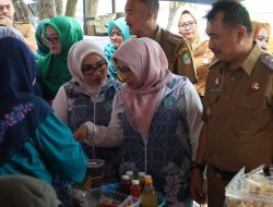 Wawali Bekasi Borong Takjil di Bazar Ramadan Mustika Jaya, Dorong UMKM Naik Kelas